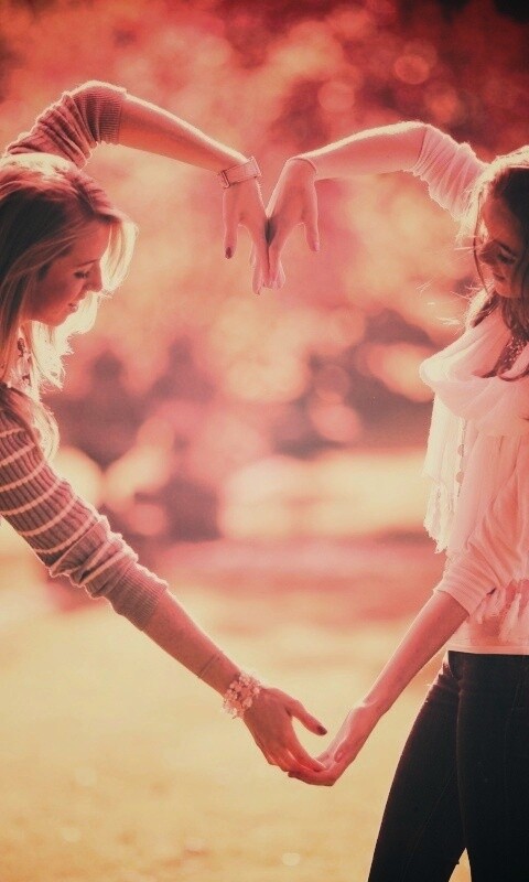 Две девушки и сердце из рук обои