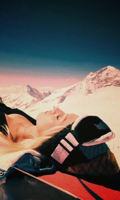 Лыжница отдыхает в горах обои