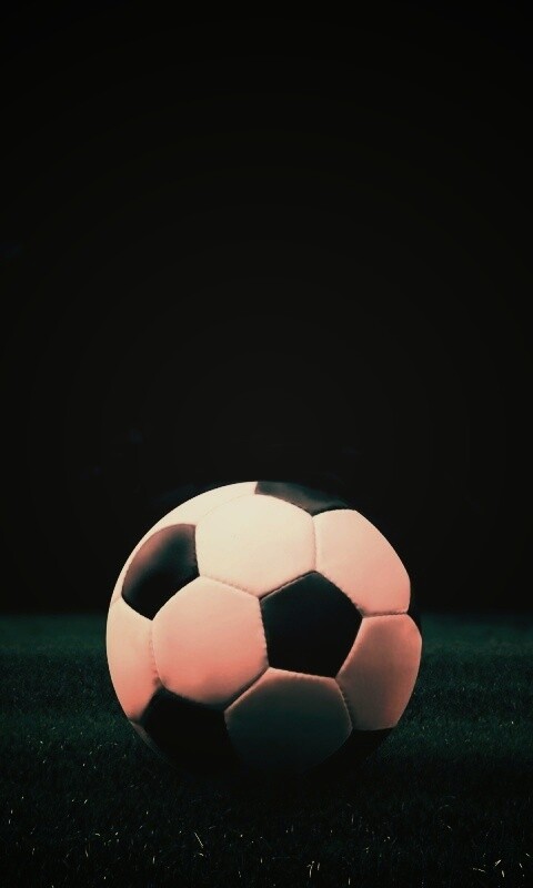 Футбольный мяч на темном поле обои