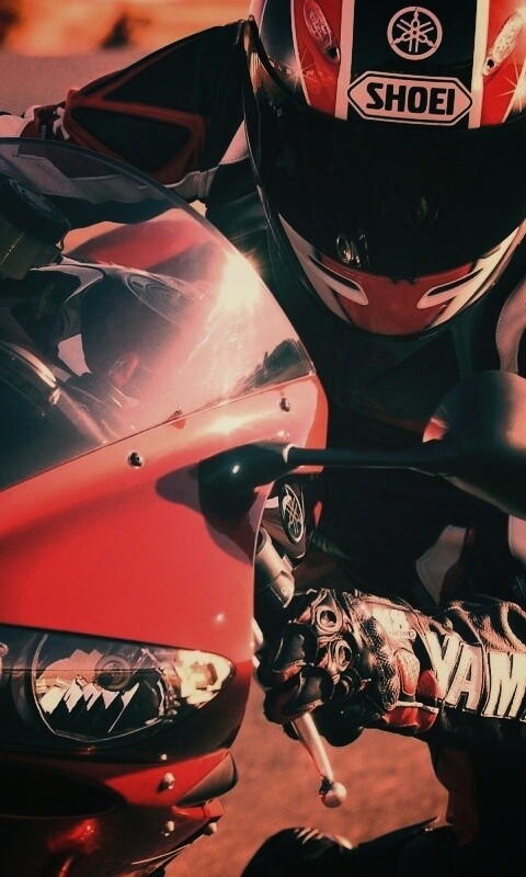 Мотоциклист на красной ямахе обои