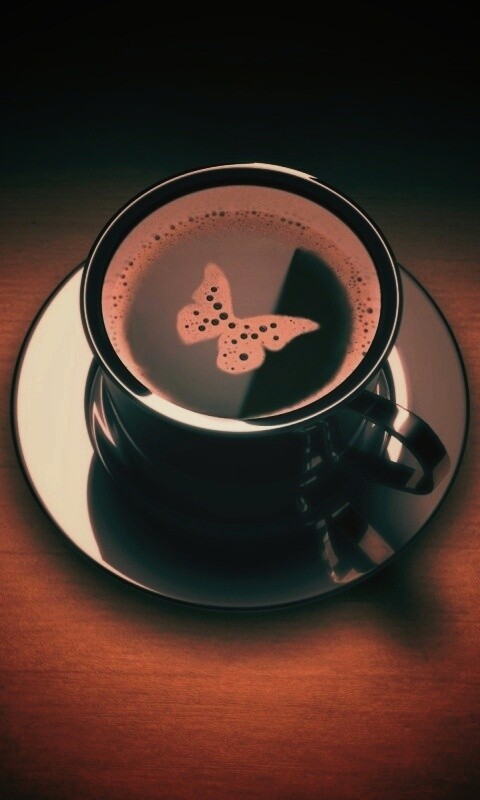 Чашка кофе с пенкой в форме бабочки обои