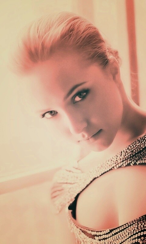 Блондинка у окна обои