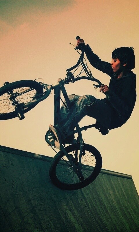 Мальчик на рампе обои