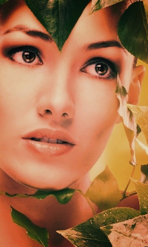 Девушка с зелеными листьями обои