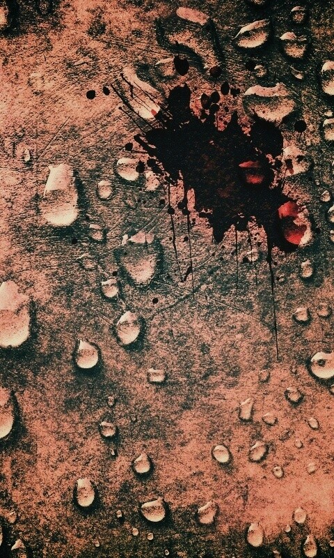 Кровавое пятно и капли воды обои