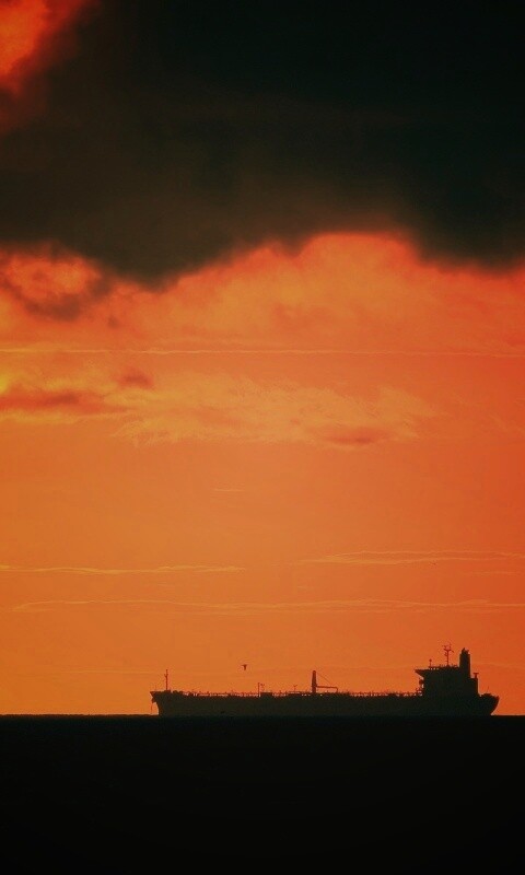 Баржа на закате обои