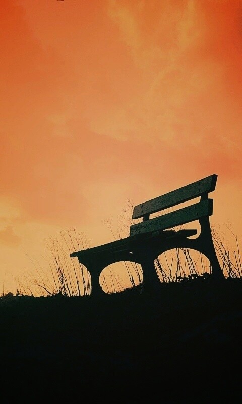 Силуэт скамейки на фоне неба обои