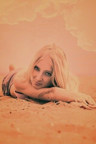 Девушка на пляже обои