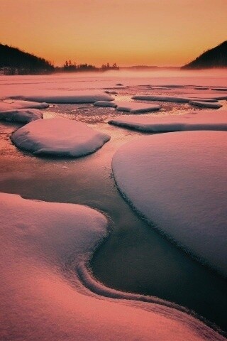 Полынья на замерзшем озере обои