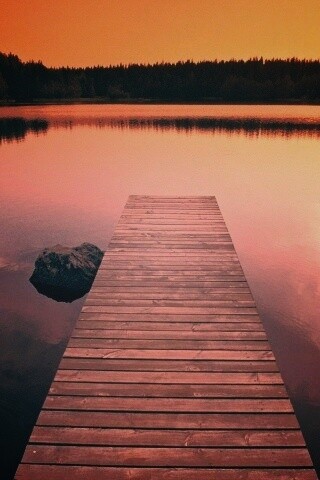 Деревянный пирс на озере обои