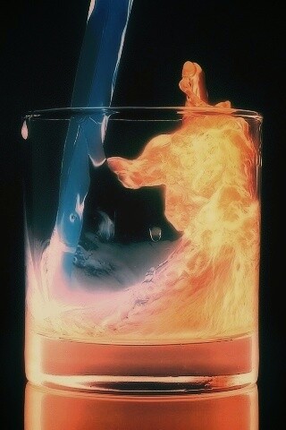 Огонь и вода в стакане обои