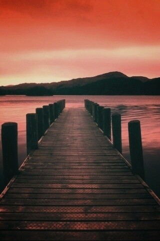 Деревянный причал на озере обои