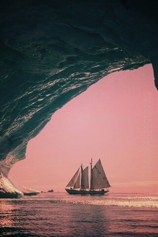 Парусник под ледяной аркой обои