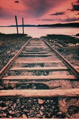Рельсы обрывающиеся в воду обои