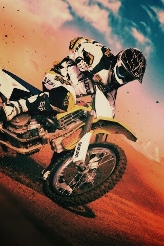 Мотоциклист на кроссовом байке обои