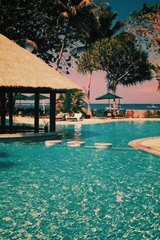 Бассейн отеля обои