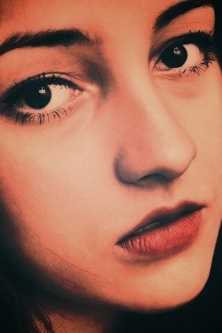Брюнетка с ярким макияжем и печальным лицом обои