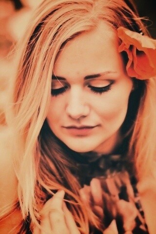 Блондинка в маках обои