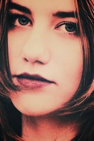 Взгляд голубоглазой девушки обои