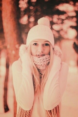 Девушка в белом в снежном лесу обои