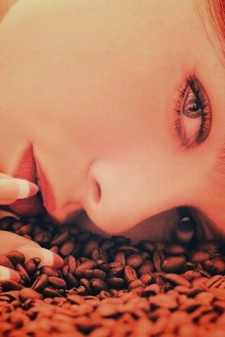 Соблазнительная девушка с кофейными зернами обои