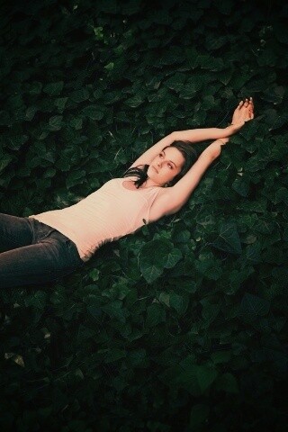 Кристен Стюарт на ковре из листьев обои