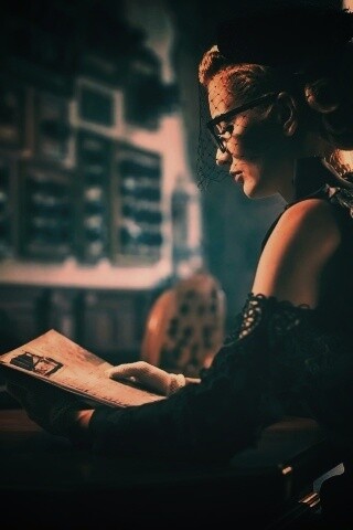 Витажная девушка в кафе обои