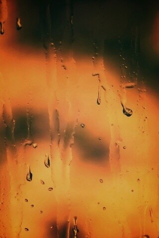 Текущая по стеклу вода обои