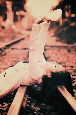 Модель на железнодорожных путях обои