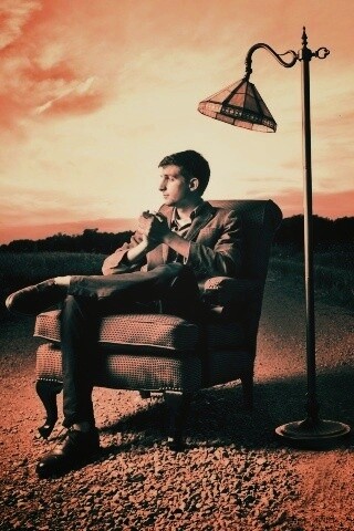 Мужчина в кресле обои