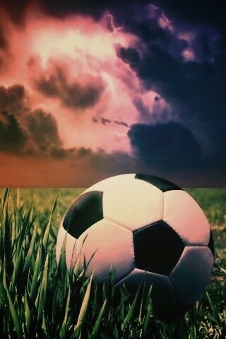 Футбольный мяч на газоне обои