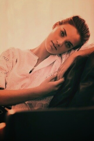 Девушка на диване обои