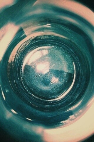 Дно стеклянной бутылки обои