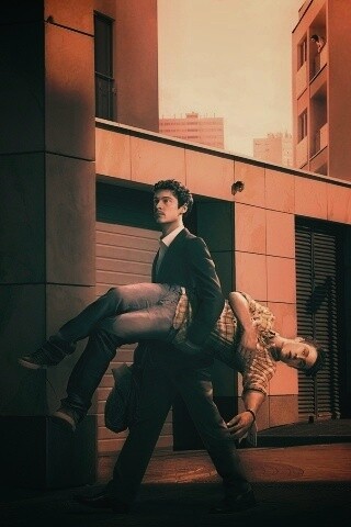 Мужчина с куклой обои