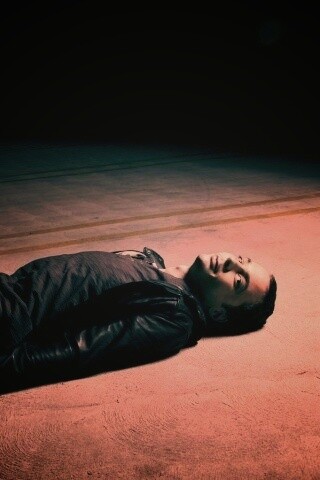 Джим Парсонс на полу обои