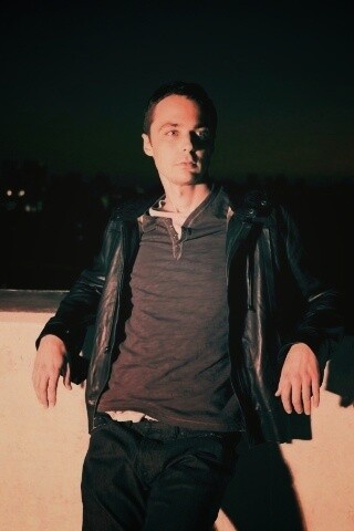 Джим Парсонс на балконе обои