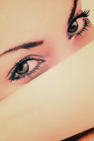 Девушка прикрыла лицо рукой обои