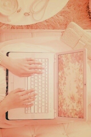 Девушка с ноутбуком vaio обои