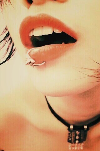 Девушка с кольцом обои