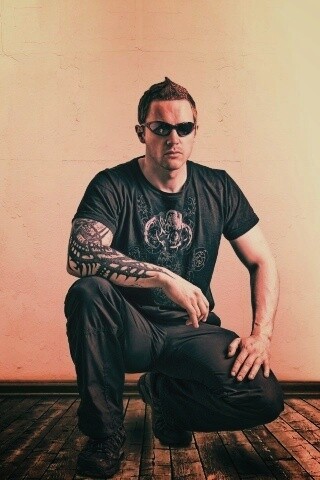 Парень с татуировкой обои