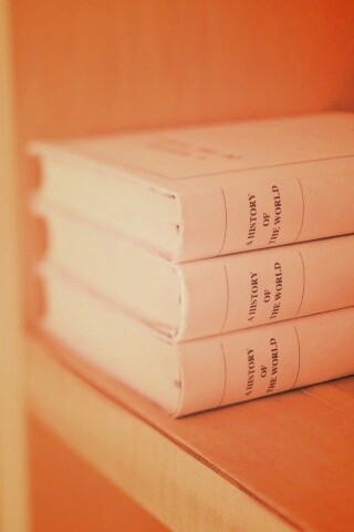 Книги на полке обои