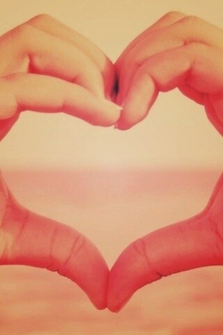 Руки сложенные сердечком обои