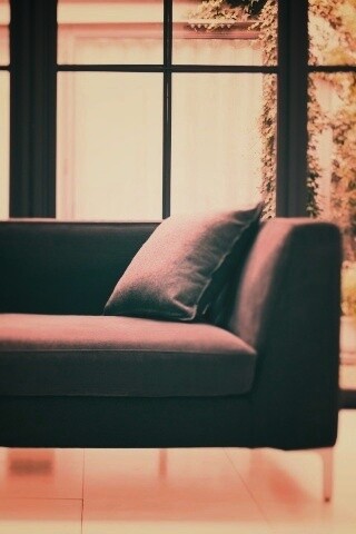 Диван в комнате обои