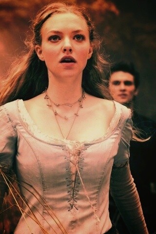 Аманда Сейфрид в Красной Шапочке обои