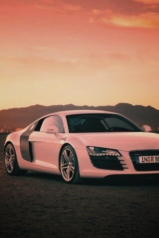 Белоснежная Ауди Р8 в пустыне обои