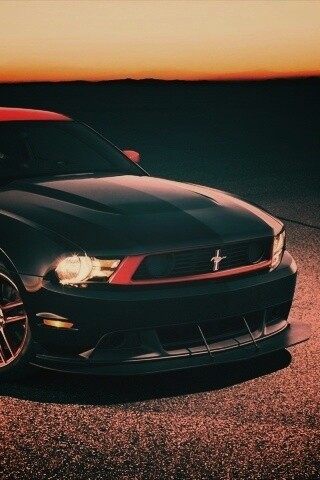 Черный Форд Мустанг с красными полосами обои