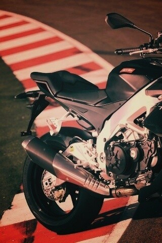 Спортивный мотоцикл Априлия на треке  обои