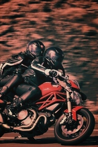 Байкер с девушкой на мотоцикле обои