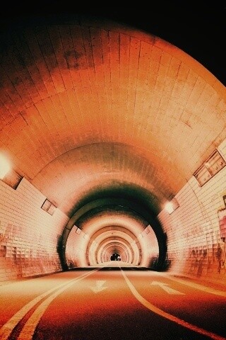 Тоннель и граффити на стенах обои