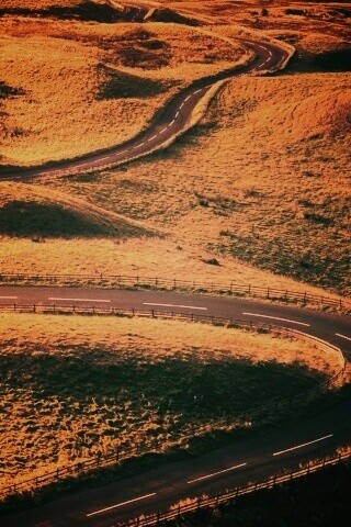 Дорога петляет меж холмов обои